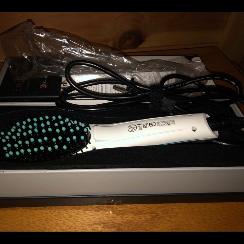 Pro Cabello heated straightening brush, new in box